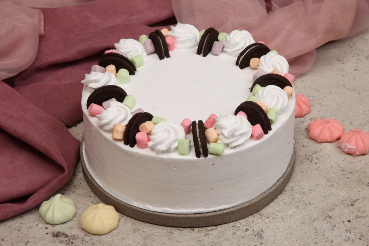Торт «Элитный» белый (с фигурками) 0,89 кг